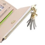 Pompon décoratif sur portefeuille en cuir synthétique