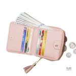 Pendentif distinctif sur un portefeuille en cuir durable