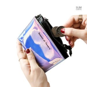 Accessoire tendance, portefeuille brillant, look unique