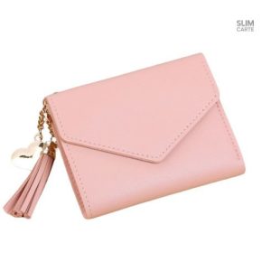 Design enveloppe chic avec accessoire pendentif